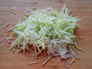 1、萝卜虾皮鸡蛋饼,萝卜洗干净用擦丝器擦成细丝。