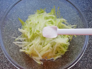 2、萝卜虾皮鸡蛋饼, 擦好的萝卜丝放入盆里，放盐搅拌均匀，腌制几分钟让萝卜丝变软。