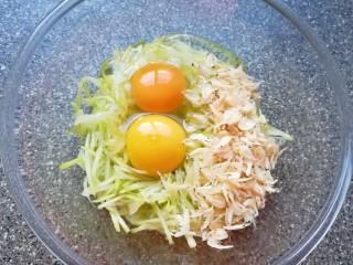 3、萝卜虾皮鸡蛋饼,萝卜丝变软以后，放入虾皮，打入两个土鸡蛋搅拌均匀。