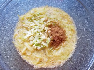 4、萝卜虾皮鸡蛋饼,放十三香和葱花搅拌均匀。