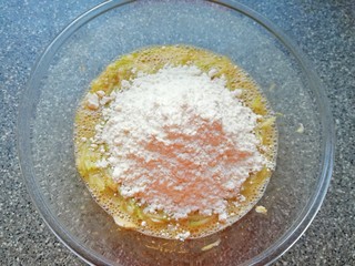 5、萝卜虾皮鸡蛋饼,加入面粉。