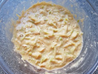 6、萝卜虾皮鸡蛋饼,搅拌至无干粉，静置一下。