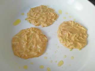 7、萝卜虾皮鸡蛋饼,平底锅刷上一层食用油烧热，用勺子舀一勺鸡蛋面糊倒入锅里摊圆，小火煎制。