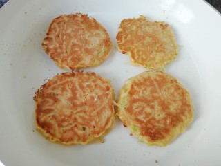 8、萝卜虾皮鸡蛋饼,鸡蛋饼一面定型以后翻面继续煎，煎至两面金黄即可关火出锅。