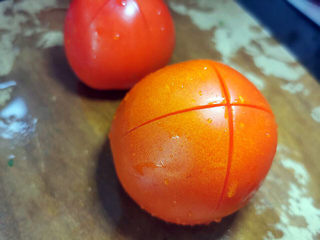 2、西红柿面疙瘩,在底部划十字刀