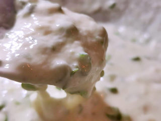 17、西红柿面疙瘩,面糊大约像这样的流动速度就可以