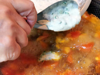 23、西红柿面疙瘩,煮开后，转中火，开始拨下面疙瘩糊