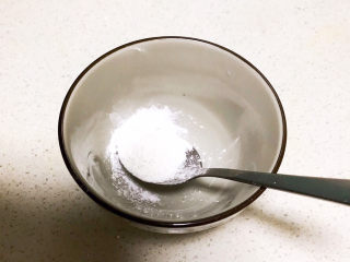 10、鸡蛋豆腐羹,玉米淀粉放入碗里