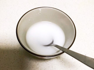 11、鸡蛋豆腐羹,加入1大勺冷水调成水淀粉