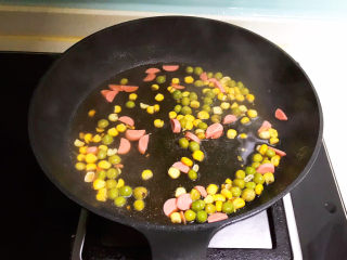 16、鸡蛋豆腐羹,加入甜玉米和青豆翻炒均匀