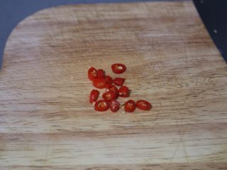 3、酸辣宽粉,小米辣切丁