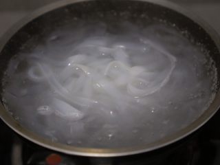 13、酸辣宽粉,锅里烧热水,下河粉煮1分钟