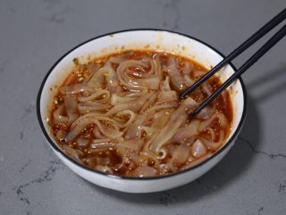 15、酸辣宽粉,放入碗里,加滚水拌匀