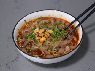 16、酸辣宽粉,再撒上葱和花生米即可