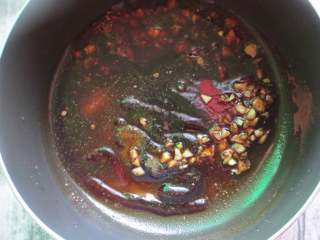 1、叉烧鸡排饭,准备自制叉烧酱，热锅入油下葱白碎，洋葱碎和蒜蓉煸香。炒大概2分钟后把20克耗油、20克酱油、25克白糖、5克红曲粉都下到锅里中火煮开