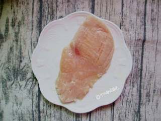 3、叉烧鸡排饭,鸡脯肉洗净切成厚片，用刀背轻敲使其疏松（这步可以使鸡排更多的吸收的调料使鸡排鲜嫩多汁）