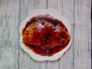 4、叉烧鸡排饭,鸡排涂抹叉烧酱，放入冰箱腌制12小时，使味道充分渗入到肉中；