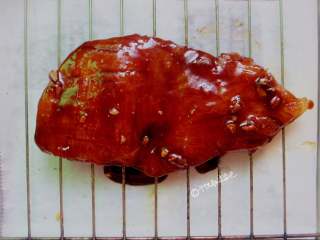 5、叉烧鸡排饭,腌好的肉块，码放在铺好油纸或锡箔纸的烤架上，烤箱温度220度，时间20分钟，中间翻一次面，并将腌肉的汤汁刷在肉表面