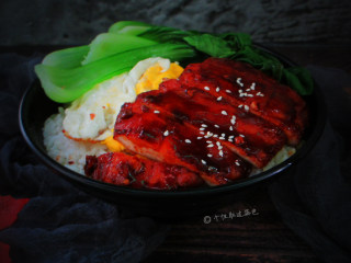 8、叉烧鸡排饭,装一碗米饭，并把焯烫好的青菜也摆入盘中，再码入切好的叉烧，大功告成，可以享用