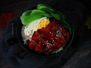 9、叉烧鸡排饭,现在的商家为了能做出色泽红润叉烧肉，大多都是加了不少乱七八糟的东西。为了吃得健康，自己动手也一样能做出美味的叉烧肉。