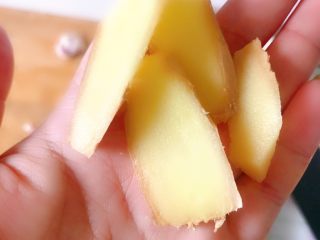 2、麻辣鸡脖,切三四片的姜备用