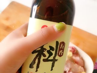 4、麻辣鸡脖,倒些许料酒