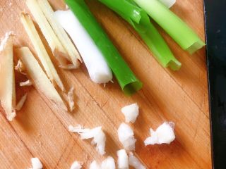 6、麻辣鸡脖,蒜切碎，姜切丝，葱切成段