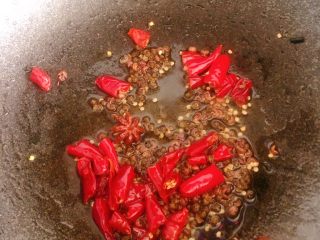 13、麻辣鸡脖,小火翻炒出香味，千万不要炒糊哦