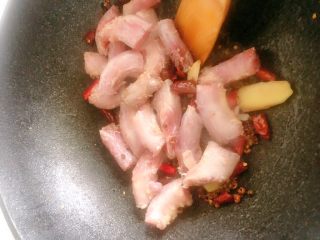 14、麻辣鸡脖,将鸡脖里腌制的汤水倒掉，然后将鸡脖倒入锅里