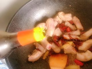 17、麻辣鸡脖,倒一勺酱油