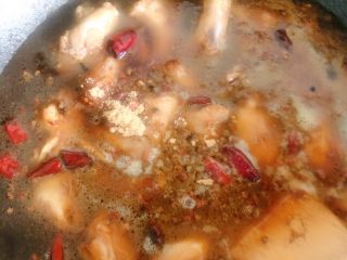 20、麻辣鸡脖,锅里加热水，没过鸡脖就好，倒半勺的鸡粉，搅匀