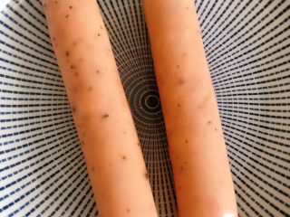 1、荷兰豆炒香肠,香肠提前解冻