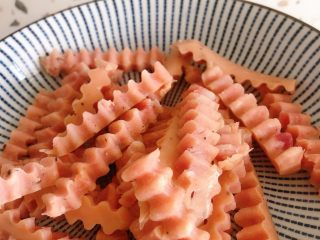 2、荷兰豆炒香肠,波纹刀切段