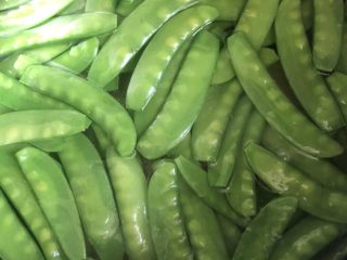 3、荷兰豆炒香肠,荷兰豆去头尾 