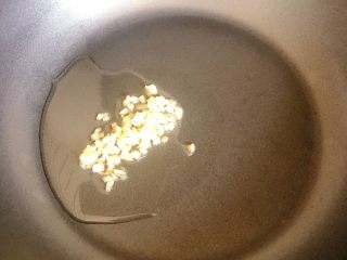 5、荷兰豆炒香肠,锅中放入油 加入蒜末