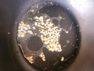 6、荷兰豆炒香肠,蒜末炒香