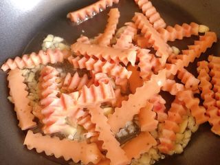 7、荷兰豆炒香肠,加入火腿