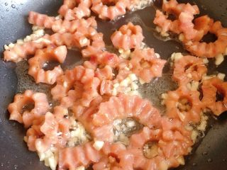 8、荷兰豆炒香肠,一翻炒几分钟