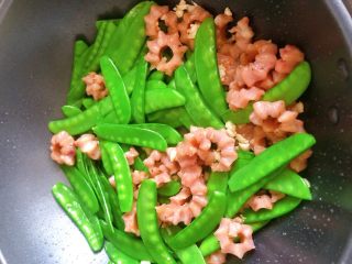 9、荷兰豆炒香肠,加入荷兰豆