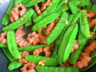 10、荷兰豆炒香肠,加适量的生抽翻炒均匀出锅✅