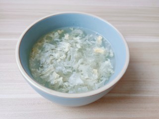 3、银耳莲子红枣汤,银耳多清洗几遍，把银耳捏碎点，加温水泡发《捏碎后的银耳炖出的胶质特别赞》