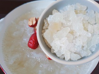 11、银耳莲子红枣汤,加老冰糖。