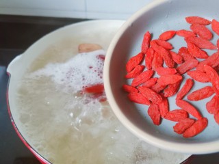 13、银耳莲子红枣汤,看红枣炖的涨开枸杞炖。