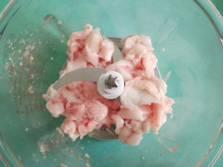 6、芋饺,先把肥肉放入绞肉机(不要肥肉瘦肉一起绞,不然容易瘦肉绞碎了,肥肉还一块块)