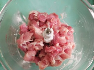 8、芋饺,接着放入瘦肉