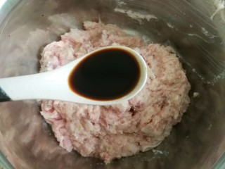 10、芋饺,绞好的肉馅装入一个大的容器,加入1汤匙酱油