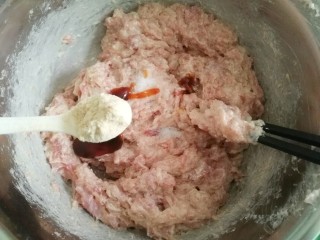 13、芋饺,适量鸡粉和胡椒粉,顺着一个方向搅拌至上劲