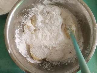 19、芋饺,红薯粉和木薯粉混合均匀,然后加入到芋仔里,粉不要一次性加完,试芋头湿度而定,比较烫,先用刮刀按压,不烫手时再用手揉