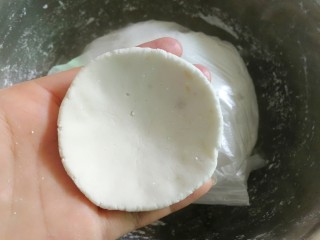 21、芋饺,取15克左右小面团揉圆,用两个大拇指边转圈边按压至饺子皮大小