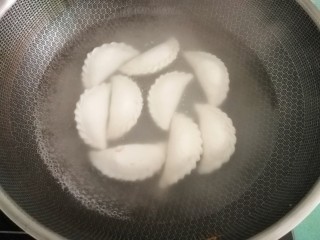 27、芋饺,水开后放入芋饺